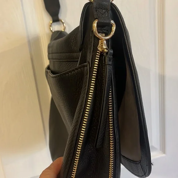 VINCE CAMUTO BARNA LEATHER SADDLE BAG BLACK WITH GOLD TONE HARDWARE - Picture 6 of 16